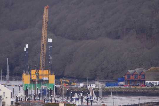 13 March 2021 - 12-35-46
The huge crane has gone back aboard the huge Commander platform up at the reconstruction of the Noss-On-Dart marina. This may well mean the platform will be departing soon.Its work is done.
--------------------
Commander platform at Noss-on-Dart